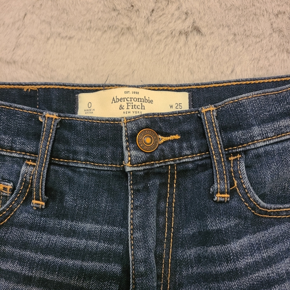 A&F Ultra High Rise Shorts - Picture 3 of 3